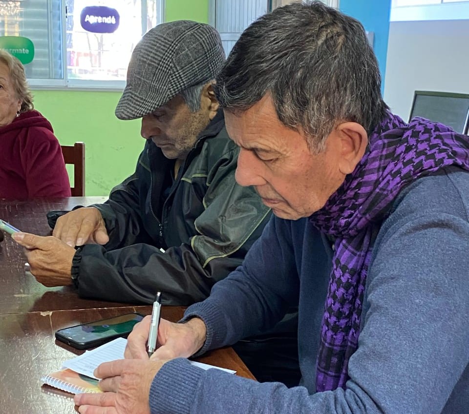 Adultos mayores participan del taller "Mayores Conectados" para fortalecer sus habilidades digitales